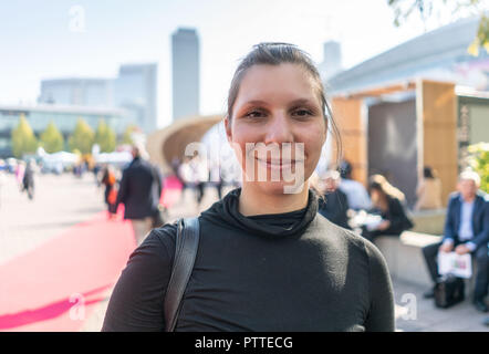 11 Oktober 2018, Hessen, Frankfurt Main: Der Schweizer Autor Gianna Molinari auf der Agora der Frankfurter Buchmesse steht. Größte Buch der Welt zeigen, dauert bis zum 14. Oktober 1999 statt. Foto: Frank Rumpenhorst/dpa Stockfoto