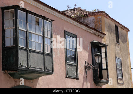 La Laguna, Spanien. 20 Sep, 2018. Baufälligen historischen Gebäude in La Laguna, der ehemaligen Hauptstadt der Kanarischen Insel Teneriffa, am 20.09.2018. Im Jahre 1496 gegründet, ist die Stadt (San Cristobal de La Laguna) erhalten den Status von Teneriffas Hauptstadt bis 1822 und wurde auch das geistige und politische Zentrum der Insel, bis sie schließlich von Santa Cruz de Tenerife entfernt wurde. | Verwendung der weltweiten Kredit: dpa/Alamy leben Nachrichten Stockfoto