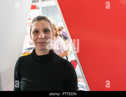 11 Oktober 2018, Hessen, Frankfurt Main: Schweizer Autor Gianna Molinari werden auf dem Stand des Schweizer Buchhändler- und Verlegerverband (SBVV) auf der Frankfurter Buchmesse sein. Größte Buch der Welt zeigen, dauert bis zum 14. Oktober 1999 statt. Foto: Frank Rumpenhorst/dpa Stockfoto