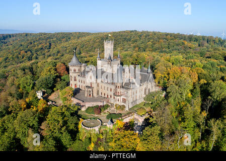 Pattensen, Niedersachsen. 11 Okt, 2018. Schloss Marienburg steht im Licht der Morgensonne inmitten herbstlich verfärbten Bäumen (Luftbild mit Drone). König Georg V. von Hannover hatte die neo-gotischen Stil zwischen 1858 und 1869 gebaut. 150 Jahre später das Schloss wird privat von Ernst August Prinz von Hannover jr. und ein beliebtes Ausflugsziel in der Region Hannover gehört. Credit: Julian Stratenschulte/dpa/Alamy leben Nachrichten Stockfoto