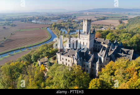 Pattensen, Niedersachsen. 11 Okt, 2018. Schloss Marienburg steht im Licht der Morgensonne inmitten herbstlich verfärbten Bäumen (Luftbild mit Drone). König Georg V. von Hannover hatte die neo-gotischen Stil zwischen 1858 und 1869 gebaut. 150 Jahre später das Schloss wird privat von Ernst August Prinz von Hannover jr. und ein beliebtes Ausflugsziel in der Region Hannover gehört. Credit: Julian Stratenschulte/dpa/Alamy leben Nachrichten Stockfoto