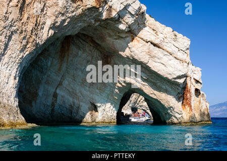 Zakynthos, Griechenland. 01 Okt, 2018. 01.10.2018, Griechenland, Zakynthos: Die Blauen Grotten in der Bucht von Skinari auf der griechischen Insel Zakynthos im Ionischen Meer. Sie sind eine der wichtigsten Sehenswürdigkeiten der Insel. Hat das Wasser azurblau und Türkis hier durch besondere Lichtreflexionen. Ihren Namen verdanken sie dem Wasser Reflexionen. Foto: Jens Kalaene/dpa-Zentralbild/ZB | Verwendung weltweit/dpa/Alamy leben Nachrichten Stockfoto