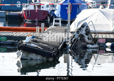 11 Oktober 2018, Baden-Wuerttemberg, Kressbronn: Die Spitze einer Motoryacht beschädigt durch Feuer ragt aus dem Wasser an der Marina Ultramarin am Bodensee. Foto: Felix Kästle/dpa Stockfoto