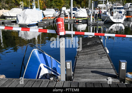 11 Oktober 2018, Baden-Wuerttemberg, Kressbronn: Die Spitze einer Motoryacht beschädigt durch Feuer ragt aus dem Wasser an der Marina Ultramarin am Bodensee. Foto: Felix Kästle/dpa Stockfoto