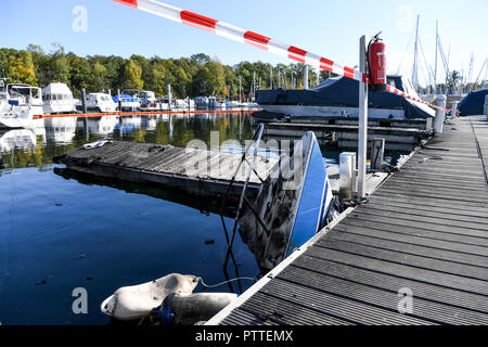 11 Oktober 2018, Baden-Wuerttemberg, Kressbronn: Die Spitze einer Motoryacht beschädigt durch Feuer ragt aus dem Wasser an der Marina Ultramarin am Bodensee. Foto: Felix Kästle/dpa Stockfoto