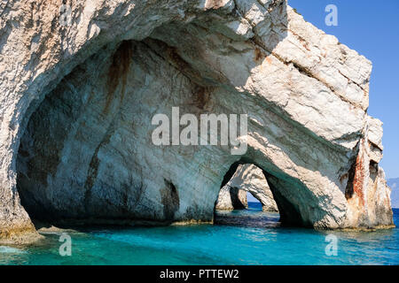 Zakynthos, Griechenland. 01 Okt, 2018. 01.10.2018, Griechenland, Zakynthos: Die Blauen Grotten in der Bucht von Skinari auf der griechischen Insel Zakynthos im Ionischen Meer. Sie sind eine der wichtigsten Sehenswürdigkeiten der Insel. Hat das Wasser azurblau und Türkis hier durch besondere Lichtreflexionen. Ihren Namen verdanken sie dem Wasser Reflexionen. Foto: Jens Kalaene/dpa-Zentralbild/ZB | Verwendung weltweit/dpa/Alamy leben Nachrichten Stockfoto