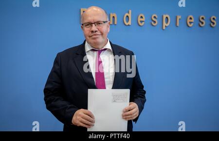 11 Oktober 2018, Berlin: Peter Altmaier (CDU), Bundesminister für Wirtschaft und Energie, legt Konjunkturprognose der Bundesregierung bei der Bundespressekonferenz. Foto: Kay Nietfeld/dpa Stockfoto