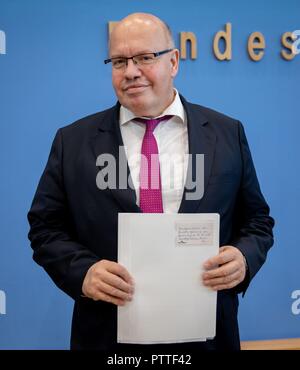 11 Oktober 2018, Berlin: Peter Altmaier (CDU), Bundesminister für Wirtschaft und Energie, legt Konjunkturprognose der Bundesregierung bei der Bundespressekonferenz. Foto: Kay Nietfeld/dpa Stockfoto