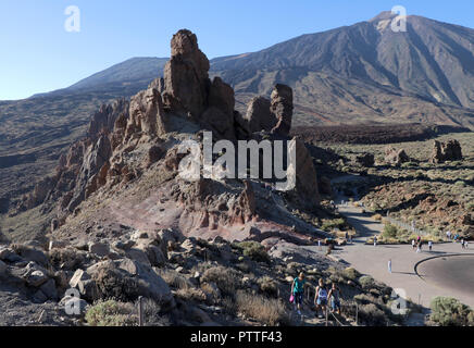 Am Aussichtspunkt Mirador Roques de Garcia auf dem Weg zum Pico del Teide auf der Kanaren Insel Teneriffa auf 18.09.2018. Die Felsen Roques de Garcia liegt rund fünf Kilometer südlich der Gipfel des Teide auf einer Höhe von etwa 2200 m am Rande des ausgedehnten Caldera Las Ca - adas befindet. Das Gebiet ist Teil des Teide National Park (Parque Nacional del Teide). Der Pico del Teide (auch Teyde) ist mit 3718 m die höchste Erhebung auf der Kanarischen Insel Teneriffa und den höchsten Berg Spaniens. Es gehört zu der Gemeinde von La Orotava. Im Jahr 2007 wurde das Gebiet des Nationalparks w Stockfoto