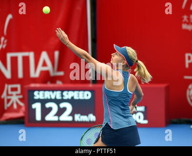 Hongkong, China. 11 Okt, 2018. Darja Gavrilova von Australien dient während der singles zweite Runde gegen Monica Niculescu aus Rumänien 2018 Hong Kong Tennis Open in Hongkong, China, Okt. 11, 2018. Darja Gavrilova gewann 2-1. Quelle: Lo Ping Fai/Xinhua/Alamy leben Nachrichten Stockfoto