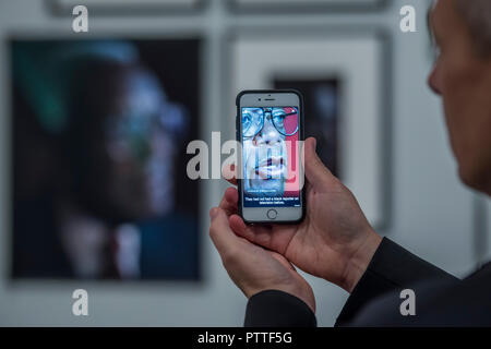 London, Großbritannien. 10. Oktober, 2018. Mithilfe des App, in der Sie sehen können, die Personen Interview an Ihrem Portrait hingewiesen - Schwarz ist das neue Schwarz: Porträts von Simon Friedrich in der National Portrait Gallery, London, größte Akquisition der Galerie Porträts von afro-karibischen (auf Anzeige bis 27. Januar 2019). Credit: Guy Bell/Alamy leben Nachrichten Stockfoto