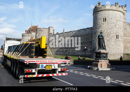 Windsor, Großbritannien. 11. Oktober, 2018. Ein Lkw mit feindlichen Fahrzeug mitigation Hindernisse verläuft vor Windsor Castle am Vorabend der Hochzeit von Prinzessin Eugenie, Enkelin der Königin, und ihr Freund von rund sieben Jahren Jack Brooksbank. Credit: Mark Kerrison/Alamy leben Nachrichten Stockfoto