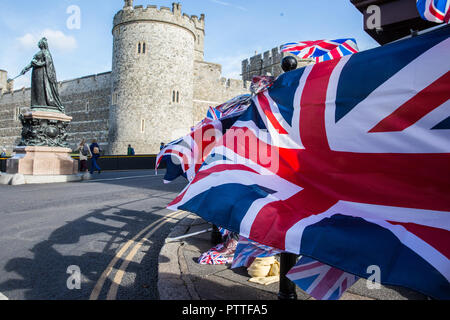 Windsor, Großbritannien. 11. Oktober, 2018. Union Jacks von einer kleinen Gruppe von Royal Fans vor Windsor Castle montiert am Vorabend der Hochzeit von Prinzessin Eugenie, Enkelin der Queen angezeigt, und ihr Freund von rund sieben Jahren Jack Brooksbank. Credit: Mark Kerrison/Alamy leben Nachrichten Stockfoto