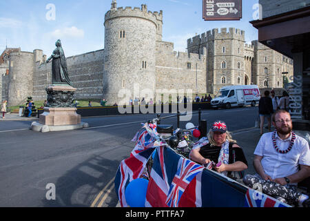 Windsor, Großbritannien. 11. Oktober, 2018. Eine kleine Gruppe von Royal Fans vor Windsor Castle montiert am Vorabend der Hochzeit von Prinzessin Eugenie, Enkelin der Königin, und ihr Freund von rund sieben Jahren Jack Brooksbank. Credit: Mark Kerrison/Alamy leben Nachrichten Stockfoto