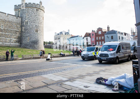 Windsor, Großbritannien. 11. Oktober, 2018. Ein obdachloser Mann schläft auf dem Bürgersteig gegenüber von Schloss Windsor am Vorabend der Hochzeit von Prinzessin Eugenie, Enkelin der Königin, und ihr Freund von rund sieben Jahren Jack Brooksbank. Credit: Mark Kerrison/Alamy leben Nachrichten Stockfoto