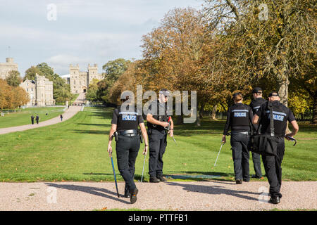 Windsor, Großbritannien. 11. Oktober, 2018. Polizisten inspizieren ein kanaldeckel neben dem langen Spaziergang vor Windsor Castle als Teil der Vorbereitungen am Vorabend der Hochzeit von Prinzessin Eugenie, Enkelin der Königin, und ihr Freund von rund sieben Jahren Jack Brooksbank. Credit: Mark Kerrison/Alamy leben Nachrichten Stockfoto