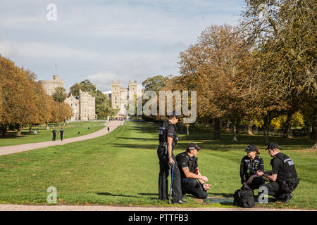 Windsor, Großbritannien. 11. Oktober, 2018. Polizisten inspizieren ein kanaldeckel neben dem langen Spaziergang vor Windsor Castle als Teil der Vorbereitungen am Vorabend der Hochzeit von Prinzessin Eugenie, Enkelin der Königin, und ihr Freund von rund sieben Jahren Jack Brooksbank. Credit: Mark Kerrison/Alamy leben Nachrichten Stockfoto