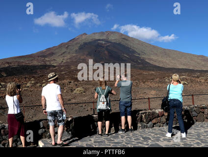 Chirche, Spanien. 18 Sep, 2018. Blick auf den Vulkan Pico Viejo (3134 m) an der Haltestelle auf der Tour auf den Pico del Teide auf der Kanaren Insel Teneriffa von Südwesten am 18.09.2018. Der Pico del Teide (auch Teyde) ist mit 3718 m die höchste Erhebung auf der Kanarischen Insel Teneriffa und den höchsten Berg Spaniens. Es gehört zu der Gemeinde von La Orotava. Im Jahr 2007 wurde das Gebiet der Nationalpark wurde in die Liste des Erbes der Welt der UNESCO aufgenommen. | Verwendung der weltweiten Kredit: dpa/Alamy leben Nachrichten Stockfoto