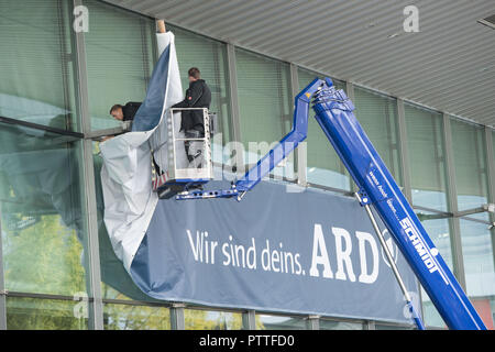 Frankfurt am Main, Deutschland. 09 Okt, 2018. Banner werden aufgehängt und letzte Vorbereitungen getroffen, Funktion, Allgemein, Randmotiv, Frankfurter Buchmesse 2018 vom 10.10 - 14.10.2018 in Frankfurt am Main/Deutschland. | Verwendung der weltweiten Kredit: dpa/Alamy leben Nachrichten Stockfoto