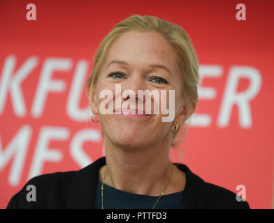 11 Oktober 2018, Hessen, Frankfurt Main: Der Autor Maja Lunde aus Norwegen nimmt teil an einer Pressekonferenz auf der Frankfurter Buchmesse. Norwegen ist der Ehrengast der Buchmesse 2019. Größte Buch der Welt zeigen wird, bis 14. Oktober statt. Foto: Arne Dedert/dpa Stockfoto