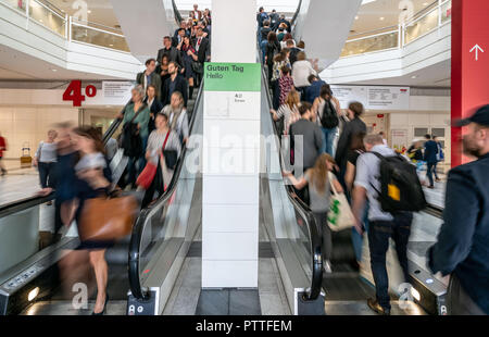 11 Oktober 2018, Hessen, Frankfurt Main: Die rolltreppen in Halle 4 auf der Frankfurter Buchmesse beschäftigt sind (längere Belichtungszeit). Größte Buch der Welt zeigen, dauert bis zum 14. Oktober 1999 statt. Foto: Frank Rumpenhorst/dpa Stockfoto