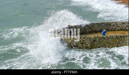 Brighton UK 11. Oktober 2018 - die Besucher der Wellen in Brighton Beach heute zusehen, wie Stürme mit starken Winden werden prognostiziert, einige Teile von Großbritannien zu schlagen morgen: Simon Dack/Alamy leben Nachrichten Stockfoto