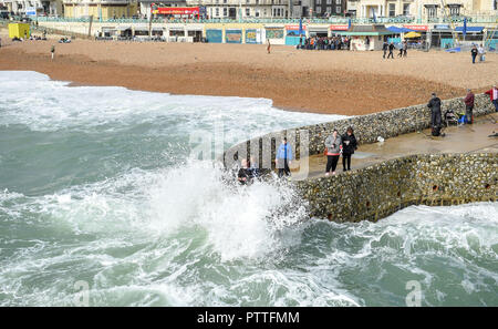 Brighton UK 11. Oktober 2018 - die Besucher der Wellen in Brighton Beach heute zusehen, wie Stürme mit starken Winden werden prognostiziert, einige Teile von Großbritannien zu schlagen morgen: Simon Dack/Alamy leben Nachrichten Stockfoto