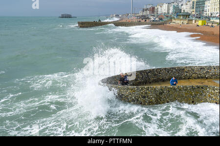 Brighton UK 11. Oktober 2018 - die Besucher der Wellen in Brighton Beach heute zusehen, wie Stürme mit starken Winden werden prognostiziert, einige Teile von Großbritannien zu schlagen morgen: Simon Dack/Alamy leben Nachrichten Stockfoto