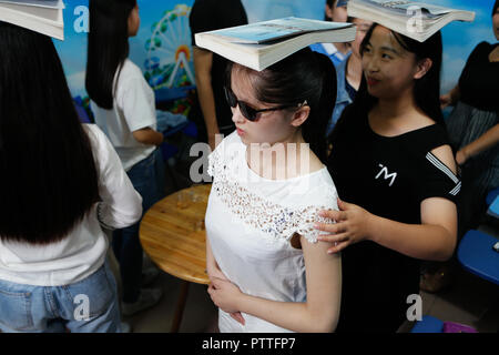 (181011) - NANCHANG, Oktober 11, 2018 (Xinhua) - Yang Hong (vorne) Praktiken körperliches Training während der Rundfunk-und-hosting Klasse in Taihe County von Ji'an, der ostchinesischen Provinz Jiangxi, Sept. 26, 2018. 'Blind geboren, ich habe noch nie eine Chance, diese Welt zu sehen bekommen haben", sagte Yang Hong als Gast in einem Studio in taihe neue Media Center Anker', aber ich habe einen Traum, einen Traum, und anders sein." Yang Hong, ein Blinder 20-jähriges Mädchen, arbeitet als Masseur, eine gemeinsame Aufgabe für viele blinde Menschen in China, noch strebt, ein Radio zu verankern. Dieses Bestreben ist, als Sie oft l Stockfoto