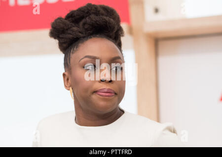 Frankfurt am Main, Deutschland. 09 Okt, 2018. Chimamanda NGOZI ADICHIE, Autor, Büste, die während der Pressekonferenz auf der Frankfurter Buchmesse 2018 am 09.10.2018, Frankfurter Buchmesse 2018 vom 10.10 - 14.10.2018 in Frankfurt am Main/Deutschland. | Verwendung der weltweiten Kredit: dpa/Alamy leben Nachrichten Stockfoto