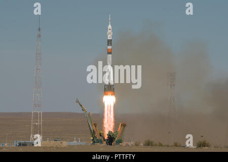 Baikonur, Kasachstan. 11. Oktober, 2018. Die russische Sojus-rakete die Expedition 57 Crew Mitglieder Kosmonaut Alexej Ovchinin und Nick Haag startet vom Kosmodrom Baikonur 11. Oktober 2018 in Baikonur, Kasachstan. Kurz nach dem Abheben der Rakete versagt auf dem Weg zur Internationalen Raumstation und Abgebrochen zwingt eine Notlandung in Kasachstan. Die Besatzungsmitglieder wurden von Suche und Rettung abgeholt und sind angeblich in gutem Zustand. Credit: Planetpix/Alamy leben Nachrichten Stockfoto