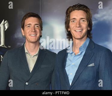 Potsdam, Brandenburg. 11 Okt, 2018. Die Schauspieler James (r) und Oliver Phelps, der die Weasley Zwillinge in den Harry Potter Filmen spielen, sind zu Gast bei der Pressekonferenz für die 'Harry Potter' Ausstellung. Die Ausstellung, die öffnet für Besucher am Samstag (13.04.2018) Im Filmpark Babelsberg, zeigt Kostüme und komplette Sätze von der Filmreihe. Foto: Bernd Settnik/dpa-Zentralbild/dpa/Alamy leben Nachrichten Stockfoto