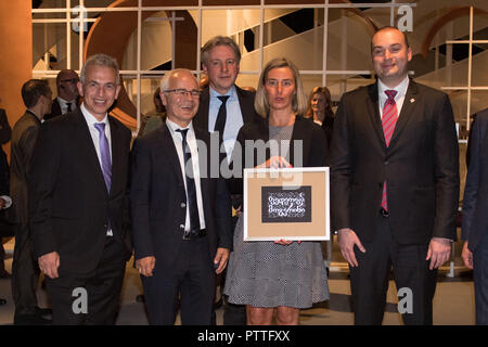 Eröffnung der Pavillon von Georgia, das zeigt die 33 Buchstaben des Alphabets goergic mit abstrakten Elementen aus Holz, von links nach rechts: Peter Feldmann, Bürgermeister der Stadt Frankfurt am Main, Heinrich RIETHMUELLER (RiethmÃ ller), Leiter der Börse Börsenverein des Deutschen Buchhandels, Juergen Boos, Direktor der Frankfurter Buchmesse, Federica MOGHERINI, der Hohe Vertreter der Europäischen Union für Außen- und Sicherheitspolitik, Vizepräsident der Europäischen Kommission, Mamuka BAKHTADZE, Premierminister von Georgien, Präsentation der Ehrengast Georgien auf der Frankfurter Buch Fa Stockfoto