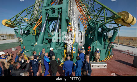 Baikonur, Kasachstan. 11. Oktober, 2018. Expedition 57 Flight Engineer Nick Haag der NASA, oben, und Flugingenieur Alexey Ovchinin von Roskosmos, Wave Abschied vor dem Boarding die Sojus MS-10 Raumfahrzeug für den Start vom Kosmodrom Baikonur 11. Oktober 2018 in Baikonur, Kasachstan. Kurz nach dem Abheben der Rakete versagt auf dem Weg zur Internationalen Raumstation und Abgebrochen zwingt eine Notlandung in Kasachstan. Die Besatzungsmitglieder wurden von Suche und Rettung abgeholt und sind angeblich in gutem Zustand. Credit: Planetpix/Alamy leben Nachrichten Stockfoto