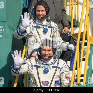 Baikonur, Kasachstan. 11. Oktober, 2018. Expedition 57 Flight Engineer Nick Haag der NASA, oben, und Flugingenieur Alexey Ovchinin von Roskosmos, Wave Abschied vor dem Boarding die Sojus MS-10 Raumfahrzeug für den Start vom Kosmodrom Baikonur 11. Oktober 2018 in Baikonur, Kasachstan. Kurz nach dem Abheben der Rakete versagt auf dem Weg zur Internationalen Raumstation und Abgebrochen zwingt eine Notlandung in Kasachstan. Die Besatzungsmitglieder wurden von Suche und Rettung abgeholt und sind angeblich in gutem Zustand. Credit: Planetpix/Alamy leben Nachrichten Stockfoto