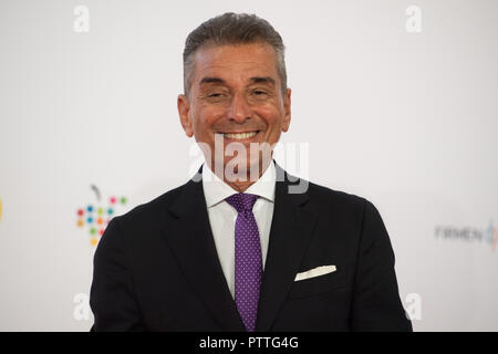 Frankfurt am Main, Deutschland. 09 Okt, 2018. Michel Friedman, Moderator, Büste, Roter Teppich für die Eröffnungsfeier auf der Frankfurter Buchmesse 2018 am 09.10.2018, Frankfurter Buchmesse 2018 vom 10.10 - 14.10.2018 in Frankfurt am Main/Deutschland. | Verwendung der weltweiten Kredit: dpa/Alamy leben Nachrichten Stockfoto