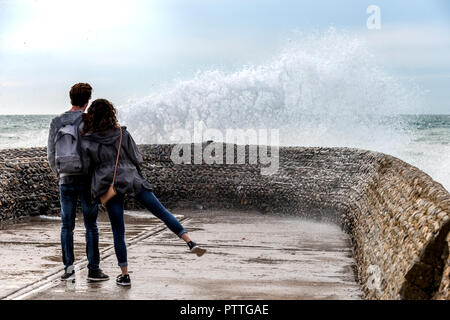 Brighton, UK. 11. Oktober, 2018. Wellen, die an der Küste von Brighton heute morgen Credit: Andrew Hasson/Alamy leben Nachrichten Stockfoto