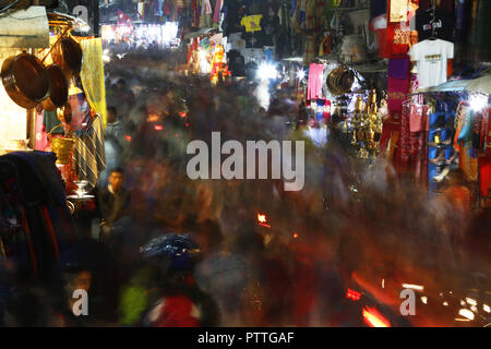 Kathmandu, Nepal. 11 Okt, 2018. Käufer throng der Ason Markt für Dashain Festival in Kathmandu, Nepal am Donnerstag, 11. Oktober 2018. Credit: Skanda Gautam/ZUMA Draht/Alamy leben Nachrichten Stockfoto