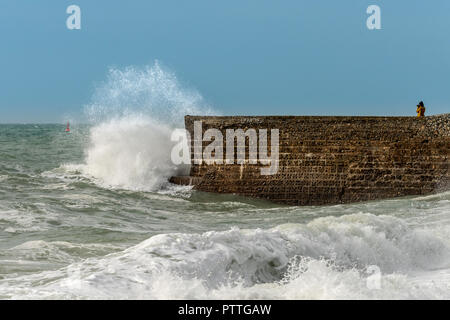 Brighton, UK. 11. Oktober, 2018. Wellen, die an der Küste von Brighton heute morgen Credit: Andrew Hasson/Alamy leben Nachrichten Stockfoto