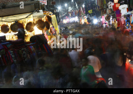 Kathmandu, Nepal. 11 Okt, 2018. Käufer throng der Ason Markt für Dashain Festival in Kathmandu, Nepal am Donnerstag, 11. Oktober 2018. Credit: Skanda Gautam/ZUMA Draht/Alamy leben Nachrichten Stockfoto