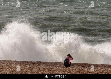 Brighton, UK. 11. Oktober, 2018. Wellen, die an der Küste von Brighton heute morgen Credit: Andrew Hasson/Alamy leben Nachrichten Stockfoto