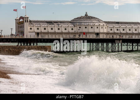 Brighton, UK. 11. Oktober, 2018. Wellen, die an der Küste von Brighton heute morgen Credit: Andrew Hasson/Alamy leben Nachrichten Stockfoto