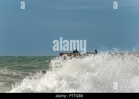 Brighton, UK. 11. Oktober, 2018. Wellen, die an der Küste von Brighton heute morgen Credit: Andrew Hasson/Alamy leben Nachrichten Stockfoto