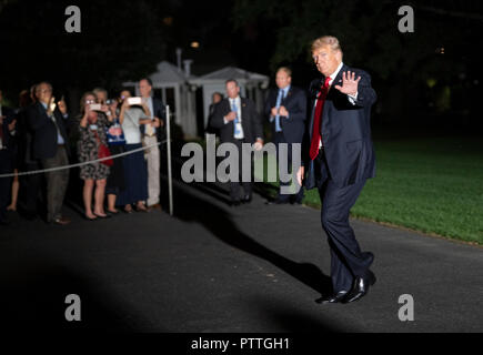 Washington, Vereinigte Staaten von Amerika. 10 Okt, 2018. Präsidenten der Vereinigten Staaten Donald J. Trumpf Wellen in der Presse, als er an das Weiße Haus in Washington, DC zurück nach der Teilnahme an politischen Veranstaltungen in Erie, Pennsylvania am Mittwoch, 10. Oktober 2018. Quelle: Chris Kleponis/Pool über CNP | Verwendung der weltweiten Kredit: dpa/Alamy leben Nachrichten Stockfoto