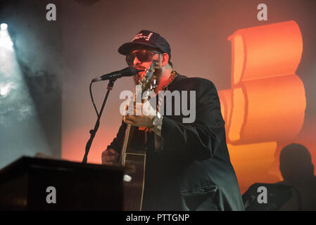 Manchester, Großbritannien. 10.Oktober 2018. American Rock Musiker B C Camplight (Brian Christinzio) und seiner Band im Konzert an Gorilla, Manchester. Quelle: John Bentley/Alamy leben Nachrichten Stockfoto