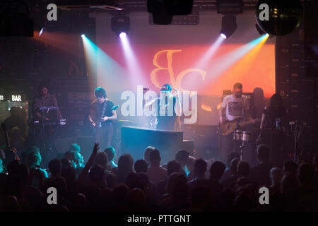 Manchester, Großbritannien. 10.Oktober 2018. American Rock Musiker B C Camplight (Brian Christinzio) und seiner Band im Konzert an Gorilla, Manchester. Quelle: John Bentley/Alamy leben Nachrichten Stockfoto