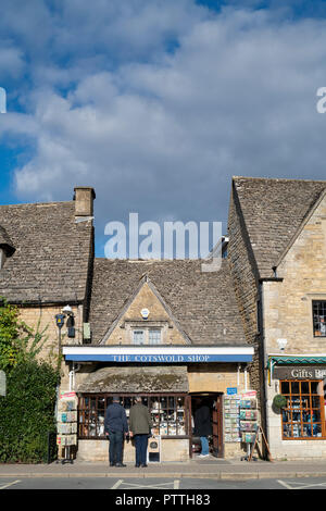 Die Cotswolds Shop im Herbst. Bourton auf dem Wasser, Cotswolds, Gloucestershire, England Stockfoto