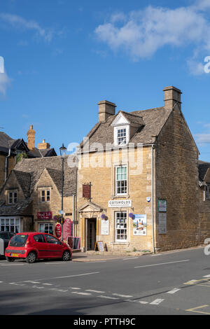 Die Cotswolds Brennerei Shop im Herbst. Bourton auf dem Wasser, Cotswolds, Gloucestershire, England Stockfoto