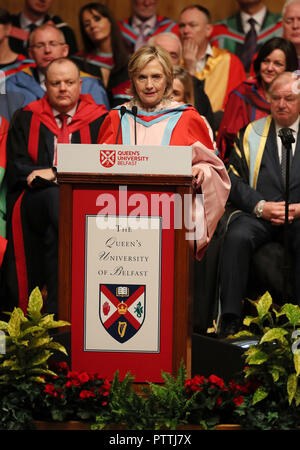 Hillary Clinton macht eine Adresse während einer Zeremonie an der Queen's University Belfast, wo Sie die Ehrendoktorwürde verliehen wird. Stockfoto