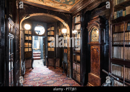 Eiche Galerie mit Bücherregalen und tapestery Decken in den oberen Etagen von Hauteville House Stockfoto